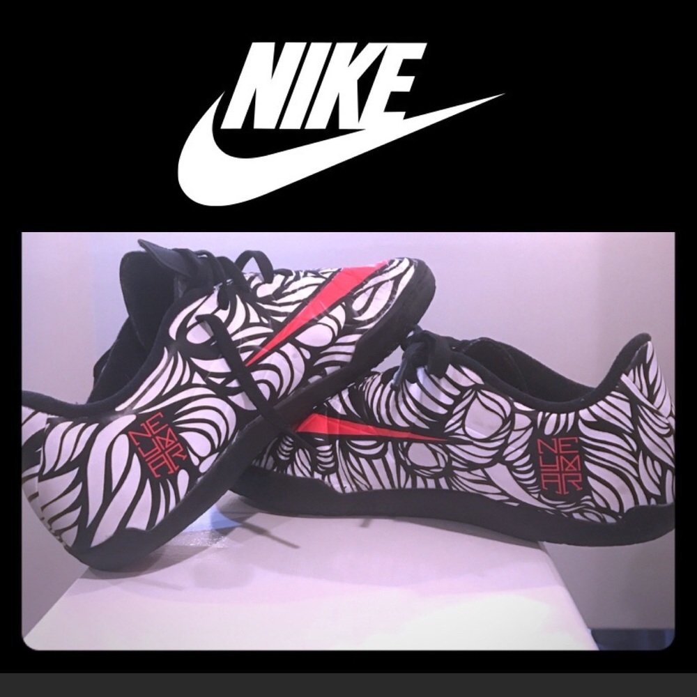 Indoor soccer shoes